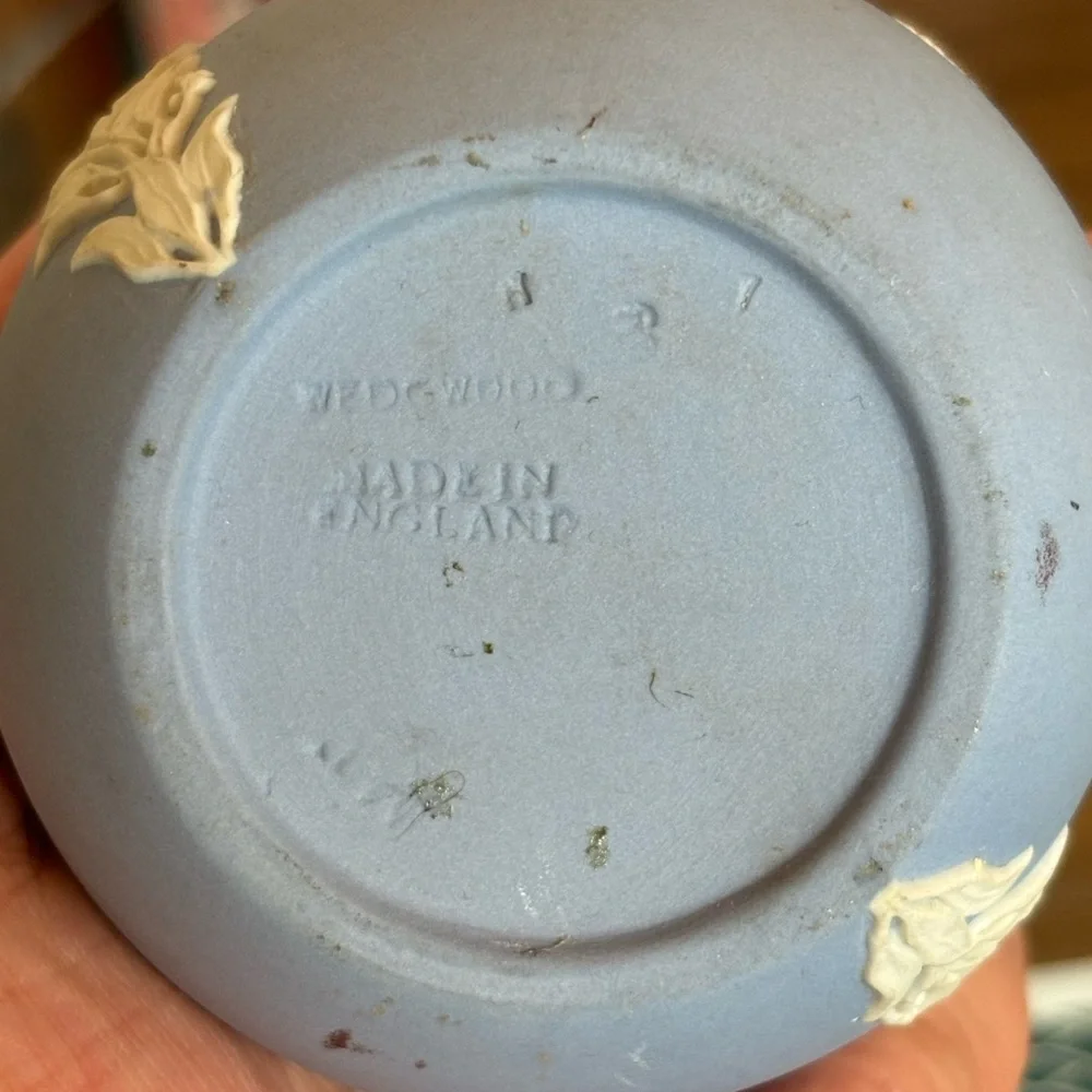 Wedgwood Light Blue Jasperware Dish with White Relief Accents - Picture 4 of 5